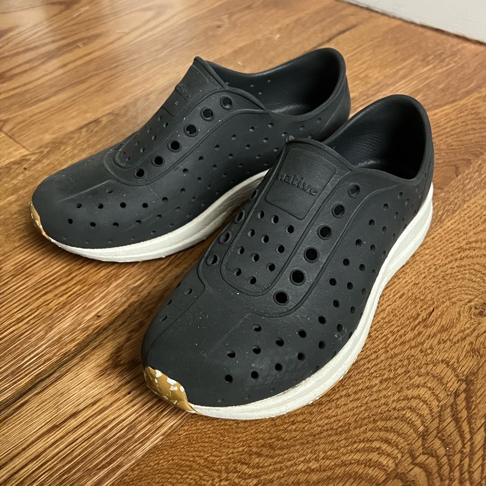 Native Sugarlite  (Robbie) kids shoes. Size 1
